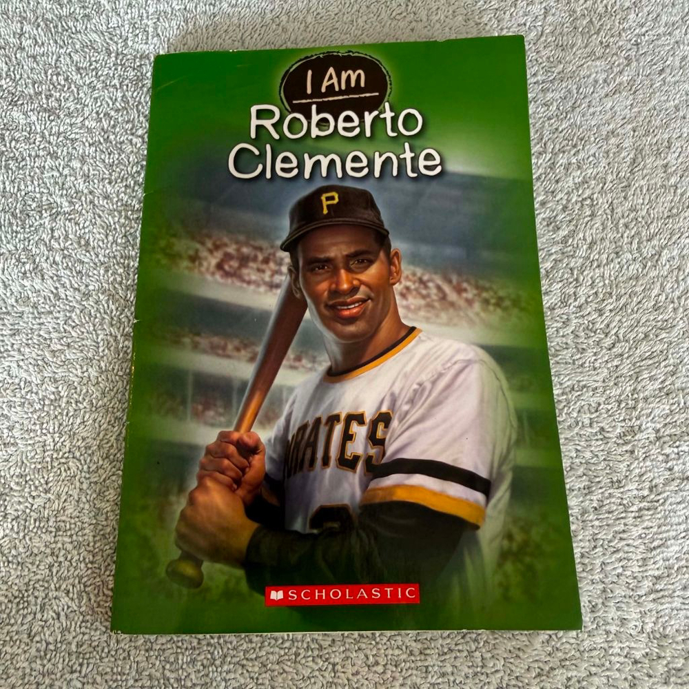 I Am Roberto Clemente Book Scholastic by Jim Gigliotti
ISBN :9780545533812